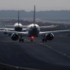 Vista de un avión en el aeropuerto de Fráncfort que mañana hará huelga junto con otros aeródromos alemanes.