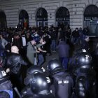 Partidarios del ultranacionalista Calin Georgescu discuten con policías antidisturbios durante una protesta anoche que se volvió violenta frente a la Oficina Electoral Central.