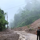 Vía cerrada por deslizamiento de tierra.