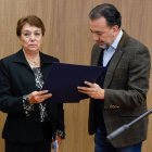 El alcalde Pabel Muñoz entregó el reconocimiento a Rebeca Cabezas, madre de la exreina Carla Torres.