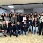 Rebeca Cabezas, madre de Karla Torres, recibió el reconocimiento. Integrantes de la Fundación Reina de Quito la acompañaron.