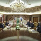 Yedá (Arabia Saudita). El Secretario de Estado, Marco Rubio, junto a la delegación de Ucrania y a funcionarios locales en la reunión de este 11 de marzo de 2025.