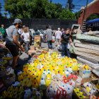 Decenas de personas fueron registradas este lunes, 10 de marzo, al acopiar y clasificar donaciones para los afectados por las inundaciones de Bahía Blanca.
