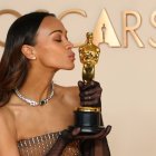 Zoé Saldaña posa junto a su Óscar