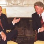 El expresidente de Ecuador Sixto Durán Ballén (+) y el expresidente de EE.UU. Bill Clinton.