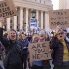 La gente se reúne en Foley Square, cerca de una oficina de Inmigración y Control de Aduanas de Estados Unidos, para protestar por el reciente arresto del graduado de la Universidad de Columbia.