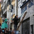 Simpatizantes del expresidente de Bolivia Evo Morales intentan ingresar a la sede del Movimiento al Socialismo (MAS).