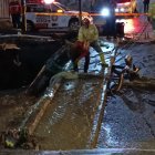 Bomberos retiran agua con la ayuda de bombas de succión en Loja.