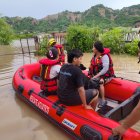 Inundaciones en San Clemente debido al temporal invernal en Manabí, con familias evacuadas por bomberos en lanchas.