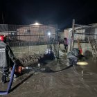 Los bomberos están atentos para actuar en el caso de emergencia.