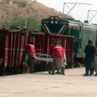 Los rescatistas de la organización Edhi se preparan para participar en una operación de rescate mientras esperan abordar un tren especial.