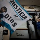 Simpatizantes de Diego Armando Maradona esperando frente a los tribunales de San Isidro en Buenos Aires, Argentina.