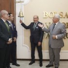 El gerente de Banco Comercial Manabí hizo el tradicional toque de campana.