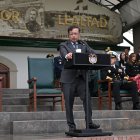 El presidente Gustavo Petro, pronuncia discurso frente al nuevo ministro de Defensa, Pedro Sánchez (izq.), durante una ceremonia en la Escuela Militar de Cadetes