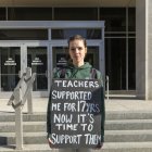 Washington. Chloe Kinsley, una joven de 23 años, protesta por cierre del ente de Educación pública.