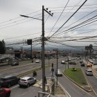 Este es el panorama que enfrenta Cumbayá, en donde cientos de cables invaden a esta zona del valle.
