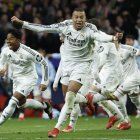 Kylian Mbappé (c) junto al resto de jugadores del Real Madrid corrieron a celebrar la clasificación de Champions