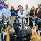 Prefectos de Pichincha, Azuay, Guayas, Imbabura, entre otros, en rueda de prensa, para denunciar no pago de rentas, el 12 de marzo del 2025.