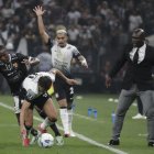 Ángel Romero (c) de Corinthians disputa el balón con Aníbal Chalá (i) de Barcelona en un partido de la tercera ronda de la Copa Libertadores entre Corinthians y Barcelona en el estadio Neo Química Arena.