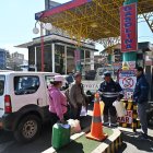 La gente espera con contenedores de plástico para comprar combustible durante un paro de transporte de 24 horas debido a la escasez de combustible en La Paz el 23 de octubre de 2024.