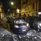 Varios automóviles aparecen dañados por la caída de escombros, tras el terremoto de este jueves 13 de marzo de 2025.