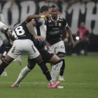 Memphis Depay (c) de Corinthians disputa el balón con Bryan Carabalí (i) de Barcelona.