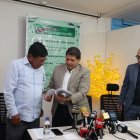 El ministro de Agricultura, Danilo Palacios, muestra documentos a Mauro Erazo, presidente de l Foro Agropecuario Ecuatoriano. A un costado Joseph Massoud, presidente de la Asociación Nacional de Café.