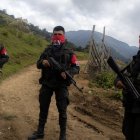 Catatumbo. Rebeldes del ELN hacen guardia en un camino rural.