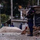 Un policía resguarda un barrio en Puerto Príncipe.