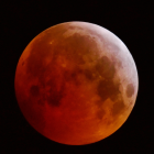 La razón por la que la Luna se torna roja es un fenómeno similar al que provoca los cielos azules y los atardeceres rojizos.