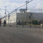 Los policías motorizados patrullan los alrededores de la cárcel de Ambato.