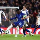 Moisés Caicedo destaca en Chelsea.