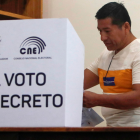 Fotografía de archivo que muestra una persona votando en un puesto de votación en Olón (Ecuador).
