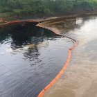 Derrame de petróleo en Esmeraldas afecta a miles de familias en Viche.