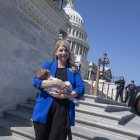 Brittany Peterson, miembro de la Cámara de Representantes de Estados Unidos, sonríe mientras sostiene a su hijo recién nacido, Sam, al salir del Capitolio de Estados Unidos en Washington, DC, el 11 de marzo de 2025.