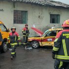 Una furgoneta escolar y un taxi se impactaron en un accidente de tránsito en el sector de Chillogallo, sur de Quito.