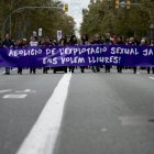 Varias personas sostienen una pancarta con para conmemorar el Día Internacional de la Eliminación de la Violencia contra la Mujer en Barcelona.