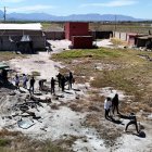 Esta vista aérea muestra a miembros del colectivo "Guerreros Buscadores" trabajando en el Rancho Izaguirre, donde localizaron tres crematorios humanos.