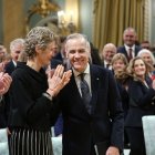 El Primer Ministro designado de Canadá, Mark Carney (C), y su esposa Diana Fox Carney (C I) llegan para su ceremonia de juramentación en Rideau Hall el 14 de marzo de 2025, en Otawa.