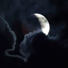 Luna vista durante un momento del eclipse lunar esta madrugada visto desde la playa de Doniños de Ferrol.