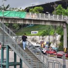 Mantenimiento. El paso peatonal está ubicado frente a un colegio.