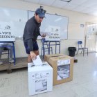 El CNE aprobó la prohibición para que las personas no usen celulares en el momento de la votación, en las elecciones de segunda vuelta.