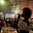 Una mujer fuma un puro durante una subasta de humidores realizada como parte de la clausura del XXV Festival del Habano en La Habana, el 28 de febrero de 2025