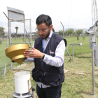 Carlos Caicedo muestra uno de los pluviómetros del Inamhi, ubicado en el Parque Bicentenario, en Quito.