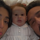 Alejandra y Jaime cuidando a Batmancito, su bebé creado con inteligencia artificial.