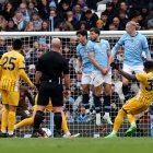Pervis Estuíñán (c) remató con la izquierda y metió un golazo en el partido entre Manchester City y Brighton
