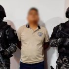 Detienen a hombre presuntamente vinculado a líder prófugo de una banda criminal en Ecuador.