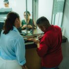 Un agricultor cobra el Bono Agrícola en una ventanilla de BanEcuador de Daule.