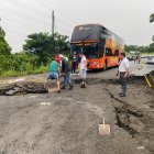 Vías. En la vía E20 hay un gran socavón que dificulta el tránsito.