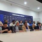 El ingeniero Jorge Guzmán (c) convocó a una rueda de prensa para hablar de los problemas de Emelec
